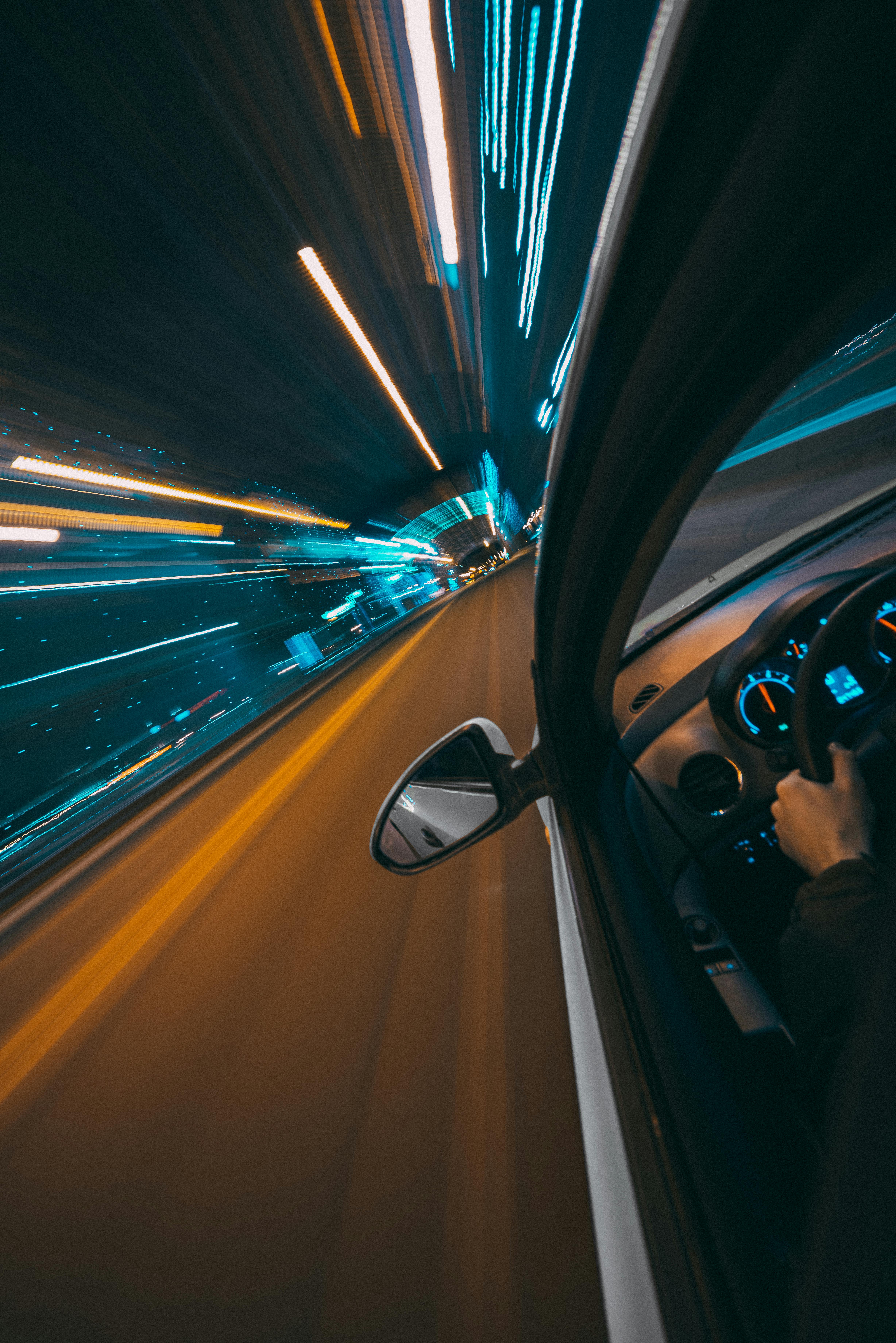 Carro acelerando com forças